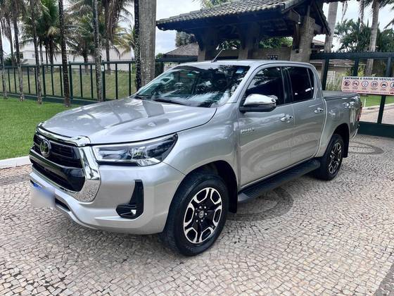 TOYOTA HILUX 2.8 D-4D TURBO DIESEL CD SRX 4X4 AUTOMÁTICO